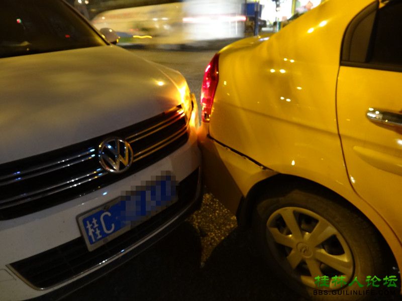 瓦窑凯风路又见汽车追尾高清图片